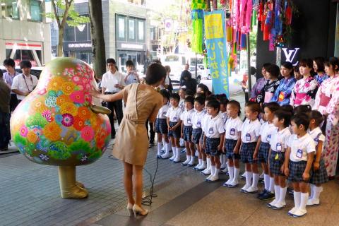 金石幼稚園の園児の皆さんにひゃくまんさんを紹介