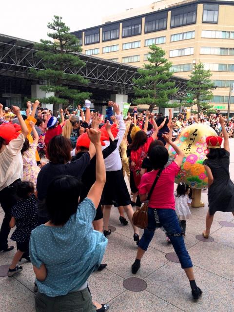 ダンサーの皆さんと一緒に踊るひゃくまんさん