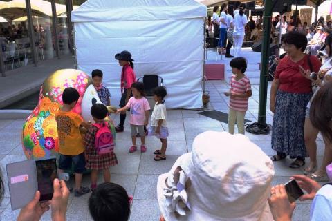 ステージ脇で出演を待つ間、子ども達とふれあうひゃくまんさん