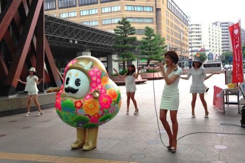 県産食材PRソングに合わせて踊るひゃくまんさん