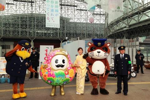 石川県警キャラクター「いぬわしちゃん」「ぽん太くん」と一緒に