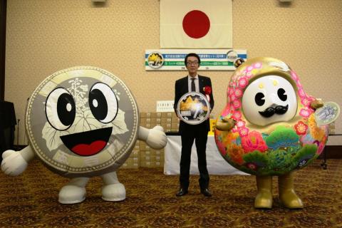 造幣局のキャラクターコインくん、石川県大阪事務所長と記念撮影