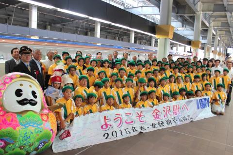 明成小学校鼓笛隊の皆さんと一緒に