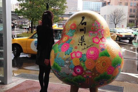 タクシーを見送るひゃくまんさん