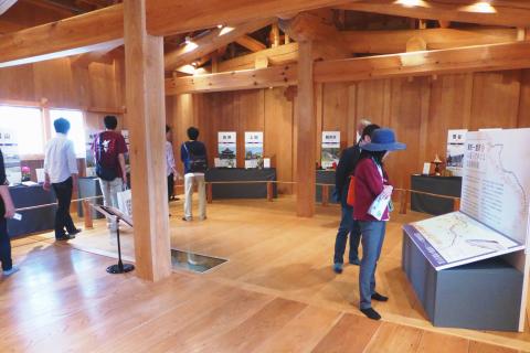 加賀百万石のかがやき「お菓子でめぐる北陸新幹線」展示の様子