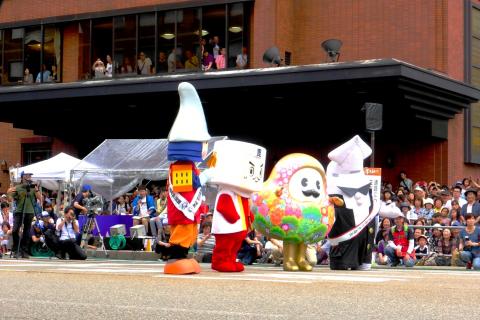 たくさんの観客に北陸新幹線の開業PR