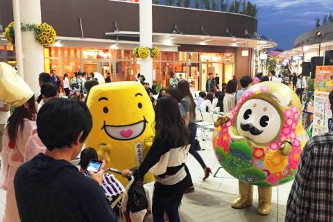 能登ふるさと博のキャラクター「のとドン」と一緒に石川県をPRするひゃくまんさん