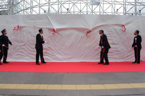 展示除幕式の様子