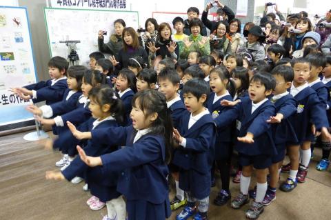 藤蔭幼稚園児による「手のうた」披露